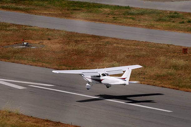 master the art of successful landings explore three essential pilot landing tips —configuration power management and airspeed
