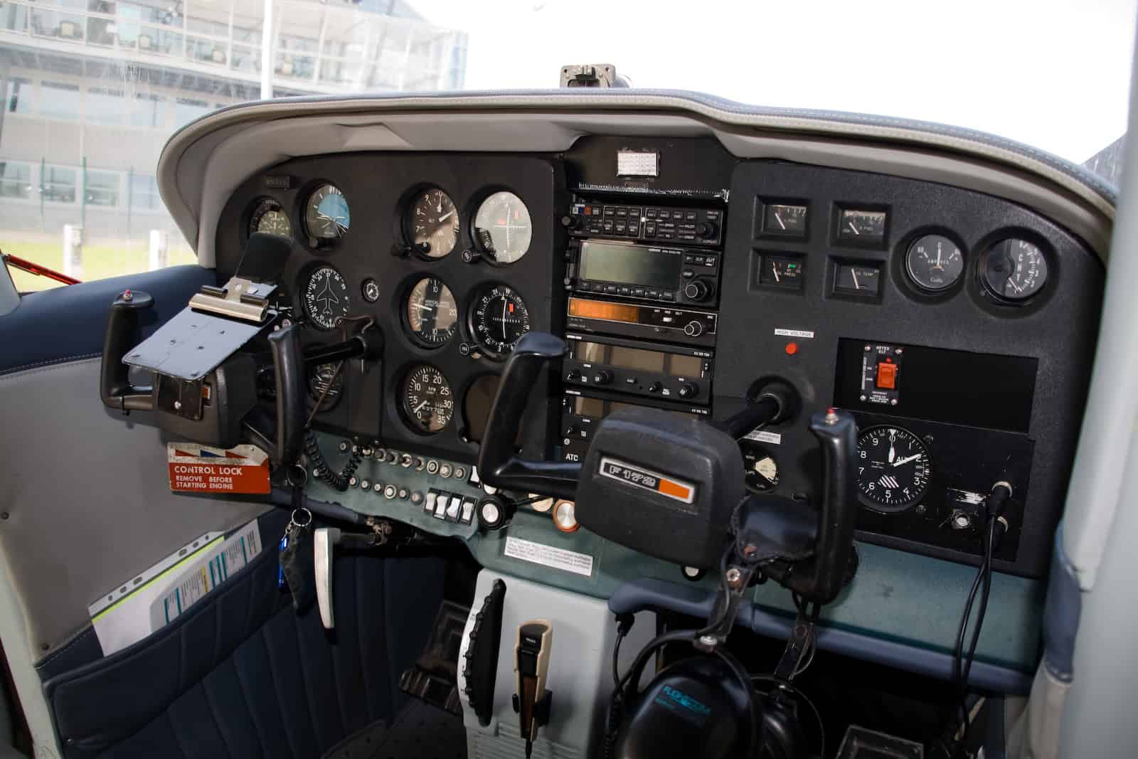 cessna 172 cockpit classic instrument panel avionics