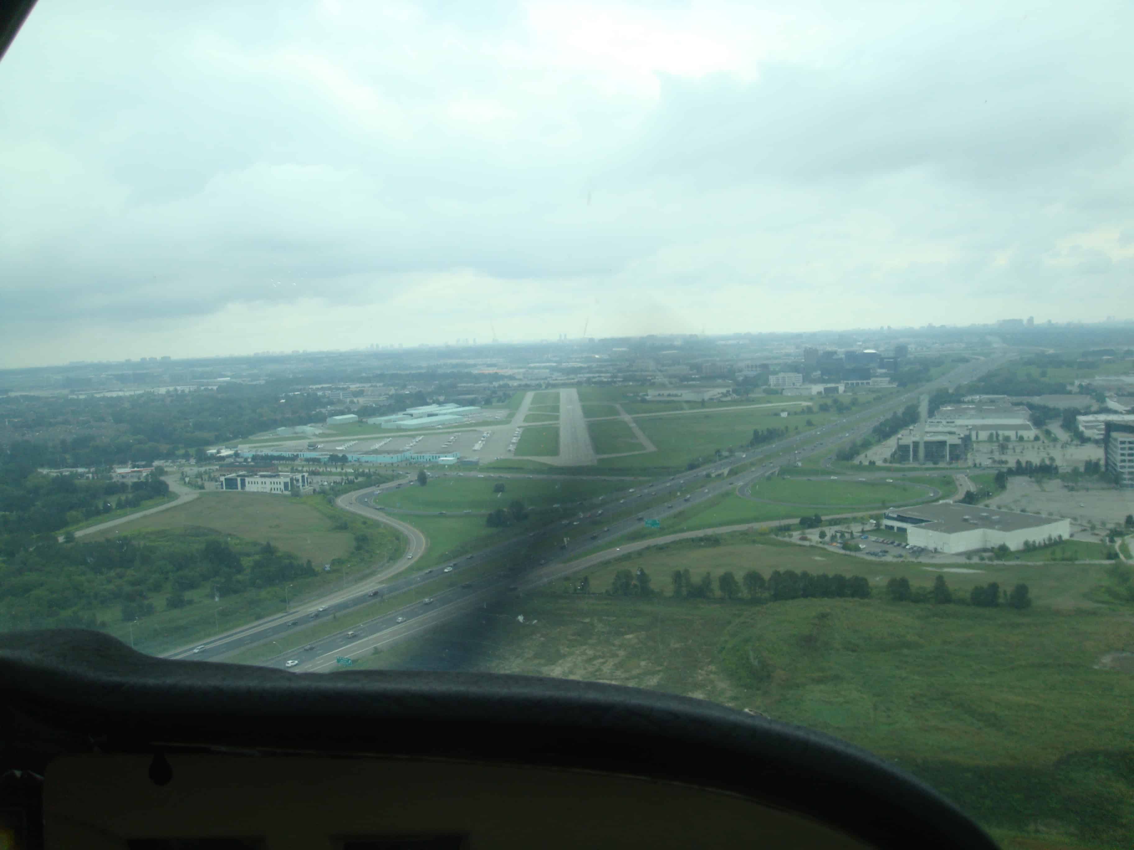 cessna 172 on final approach runway emergency landing procedures