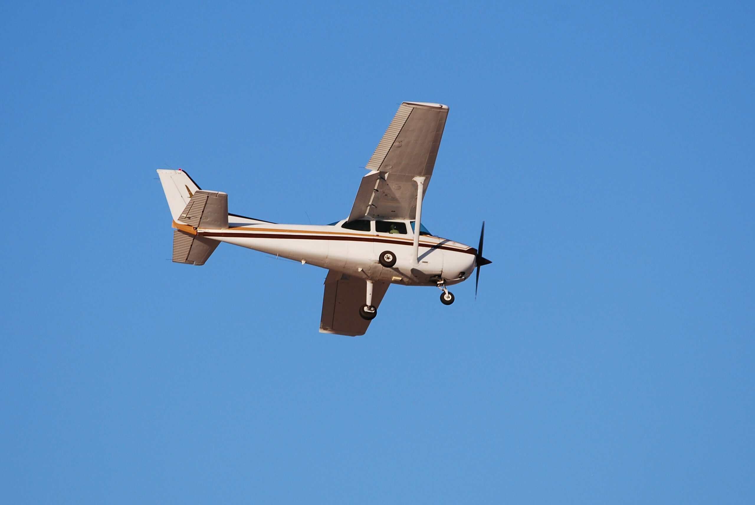 cessna 172 skyhawk in flight