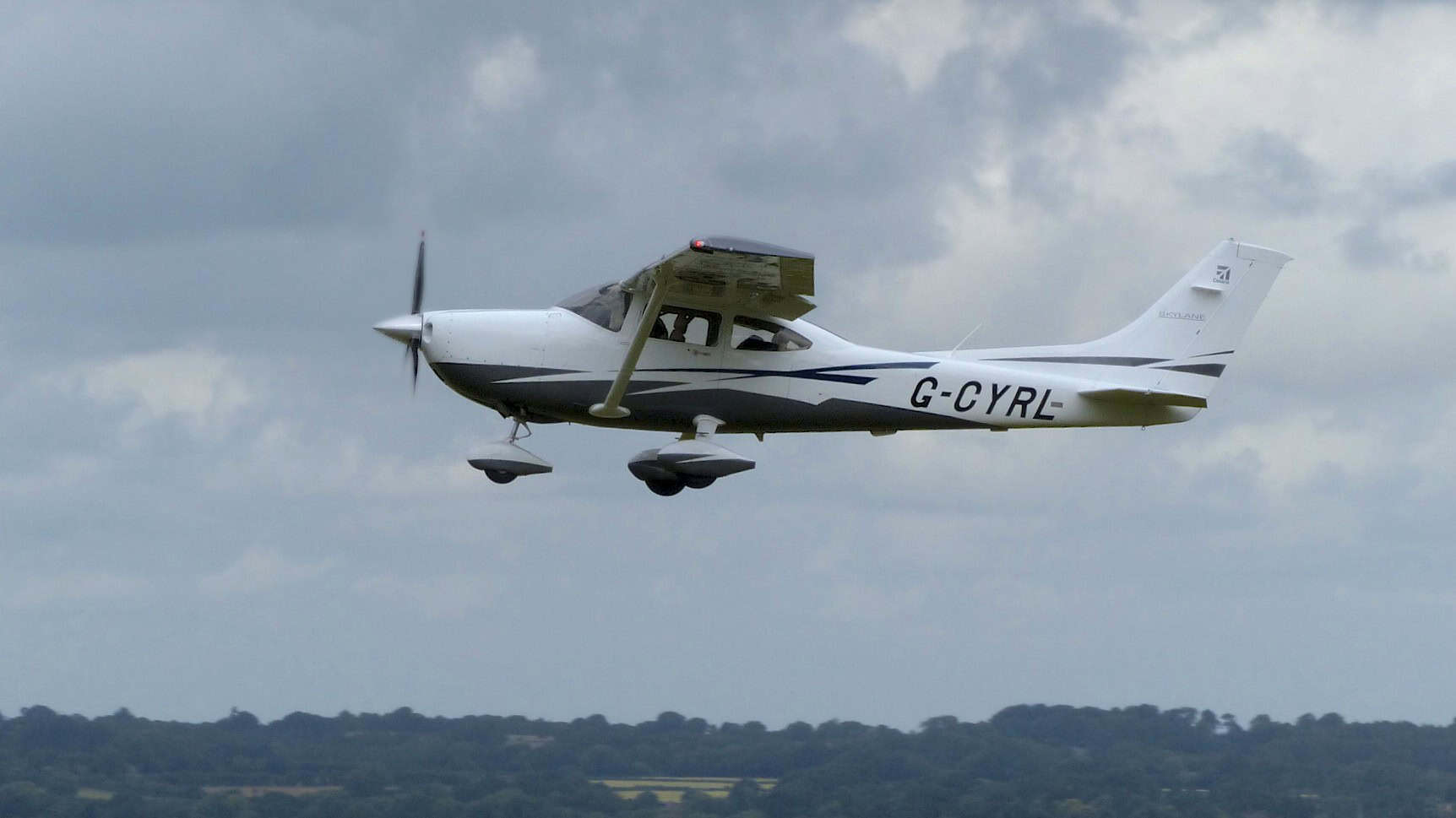 cessna 182 skylane in flight general aviation pilot