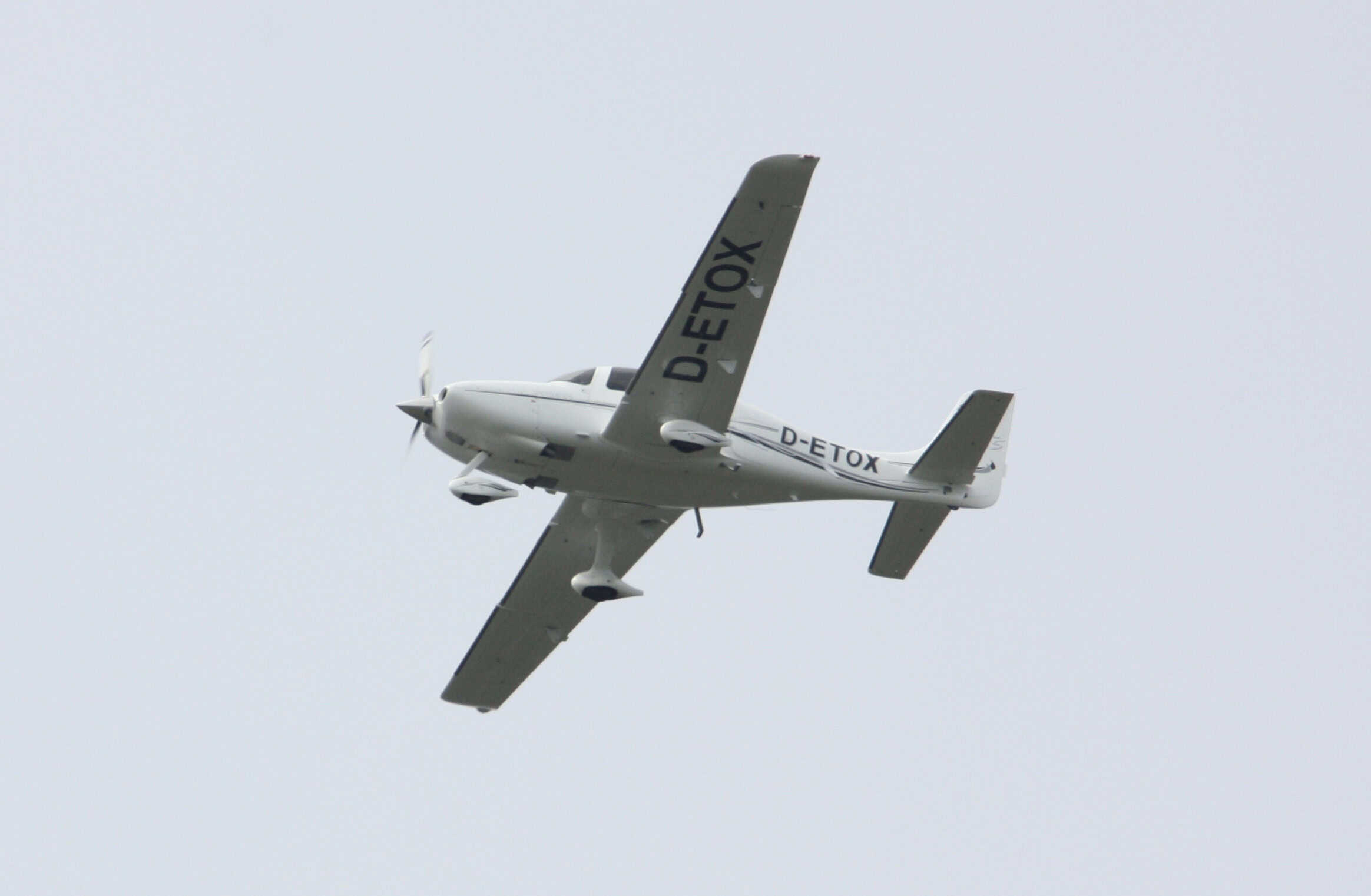 cirrus sr22 general aviation aircraft in flight pilot