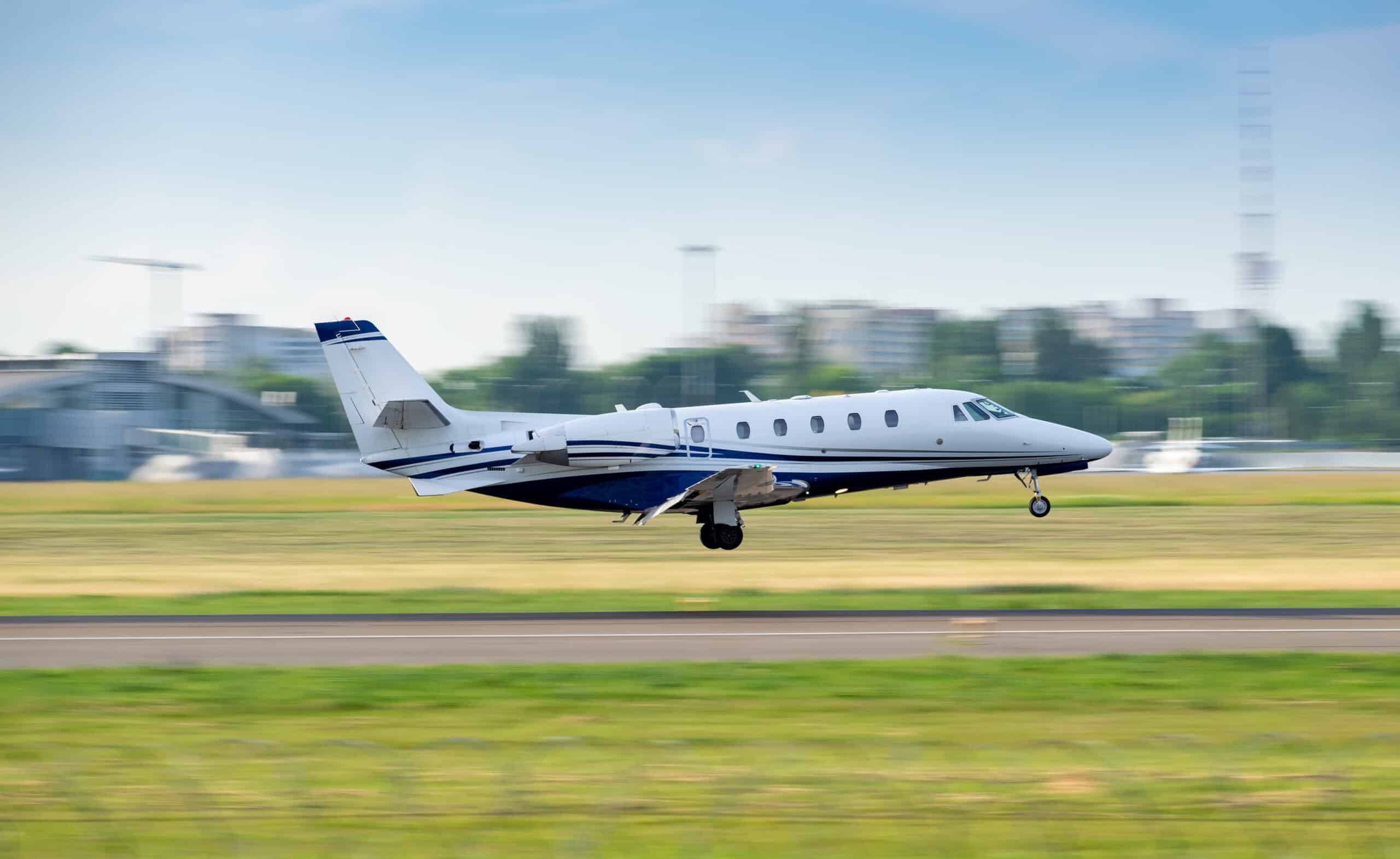 Aircraft on final approach demonstrating aircraft landings alignment technique
