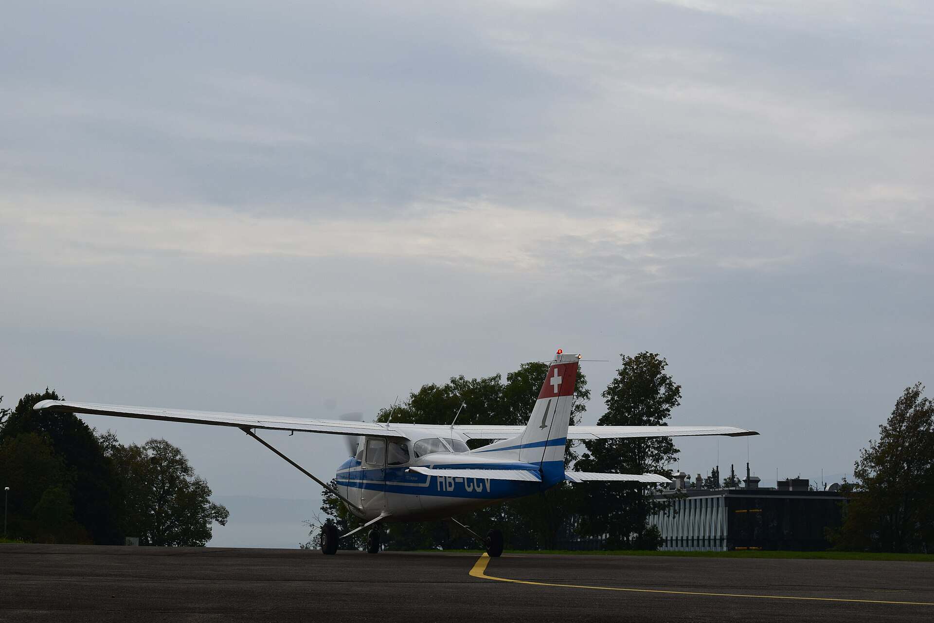 Aircraft weight and balance — Cessna 172 loaded and waiting for takeoff clearance