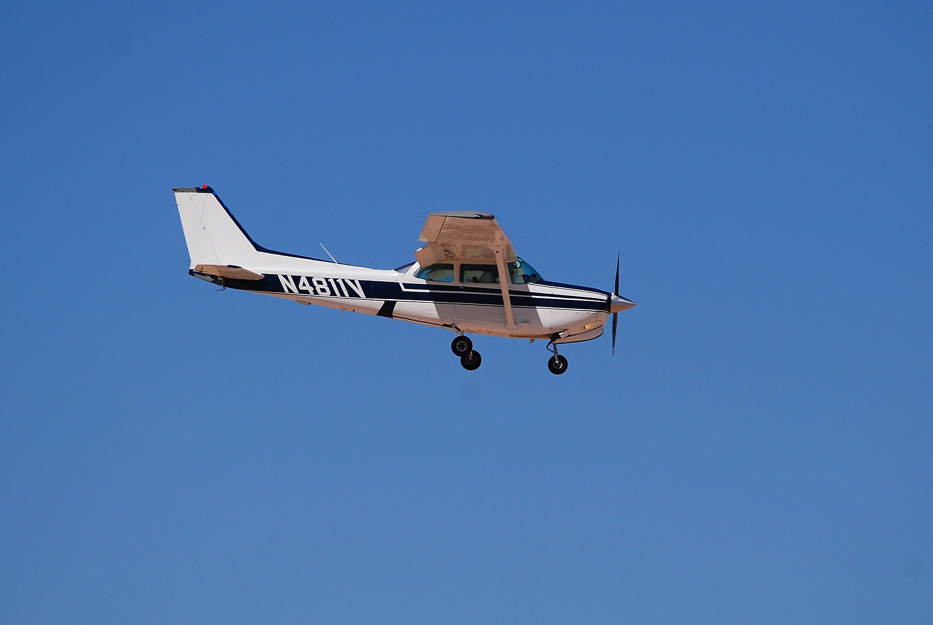Cessna 172 N4811V on approach — the cessna 172 vs cessna 182 lineup classic Skyhawk side profile