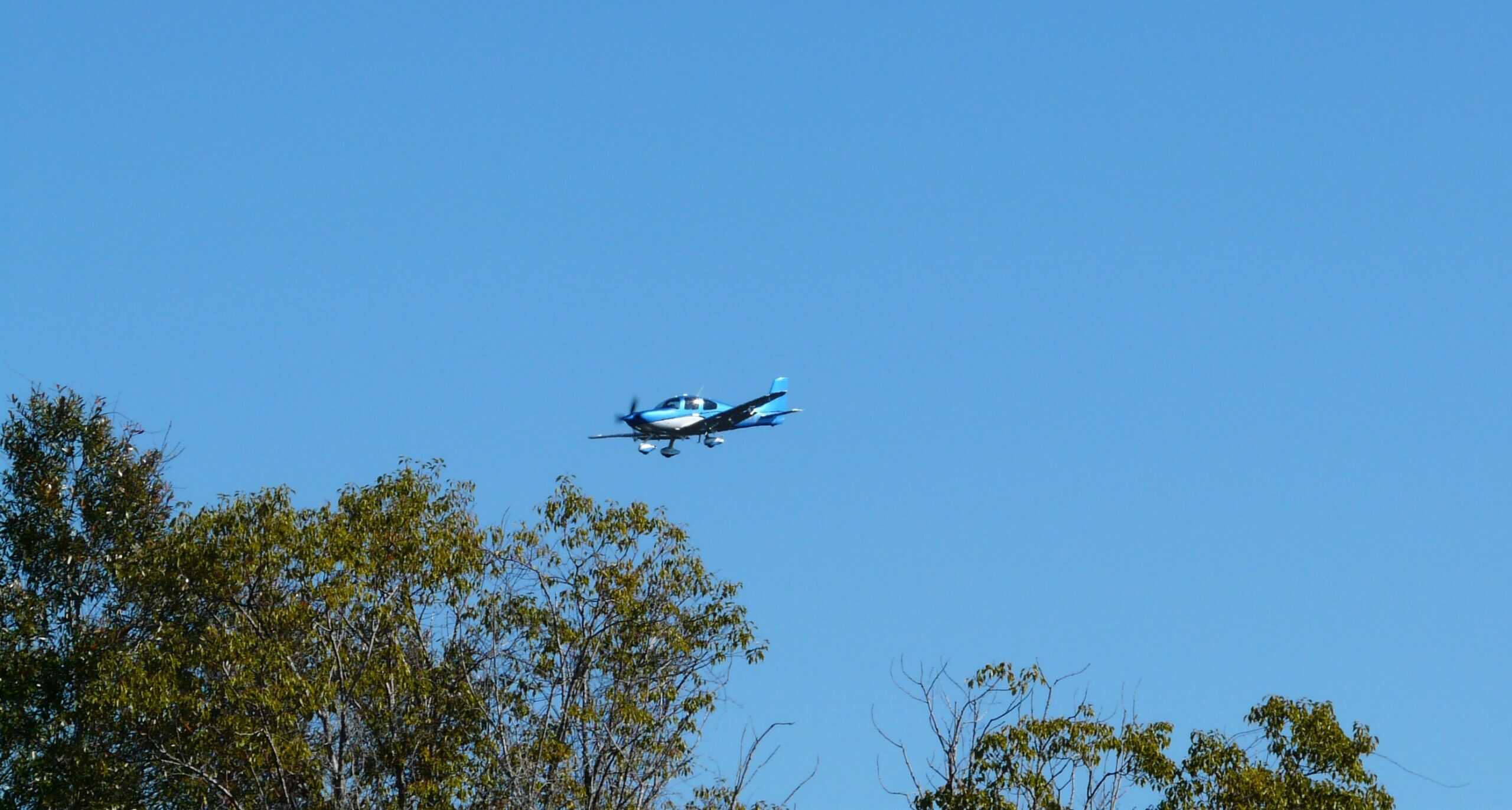 Cirrus SR22 on final approach at Apalachicola Regional Airport — the Cirrus SR G7+ autoland system autonomously flies this same approach sequence in a Safe Return emergency