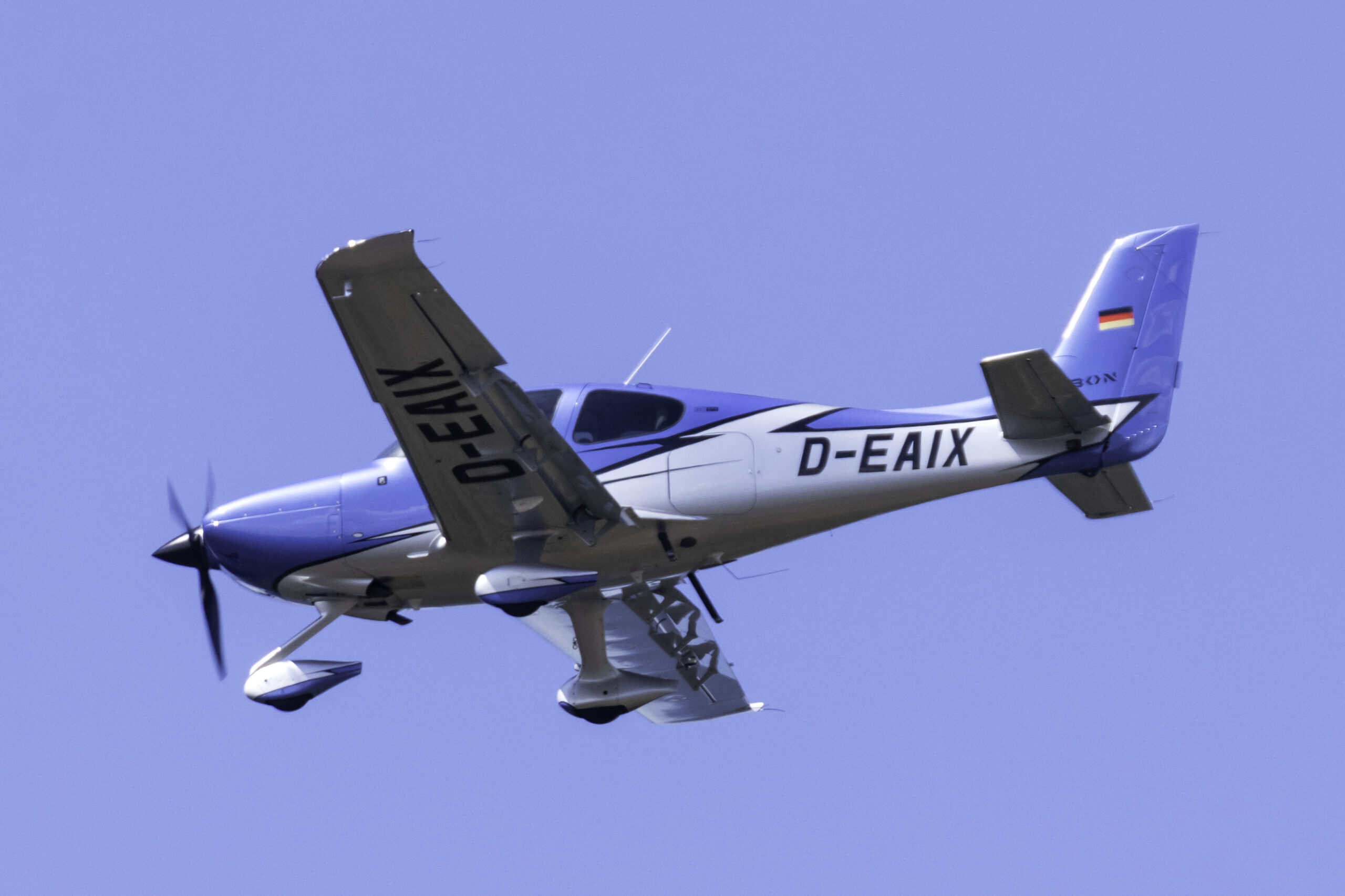 Cirrus SR22T turbocharged piston single taking off