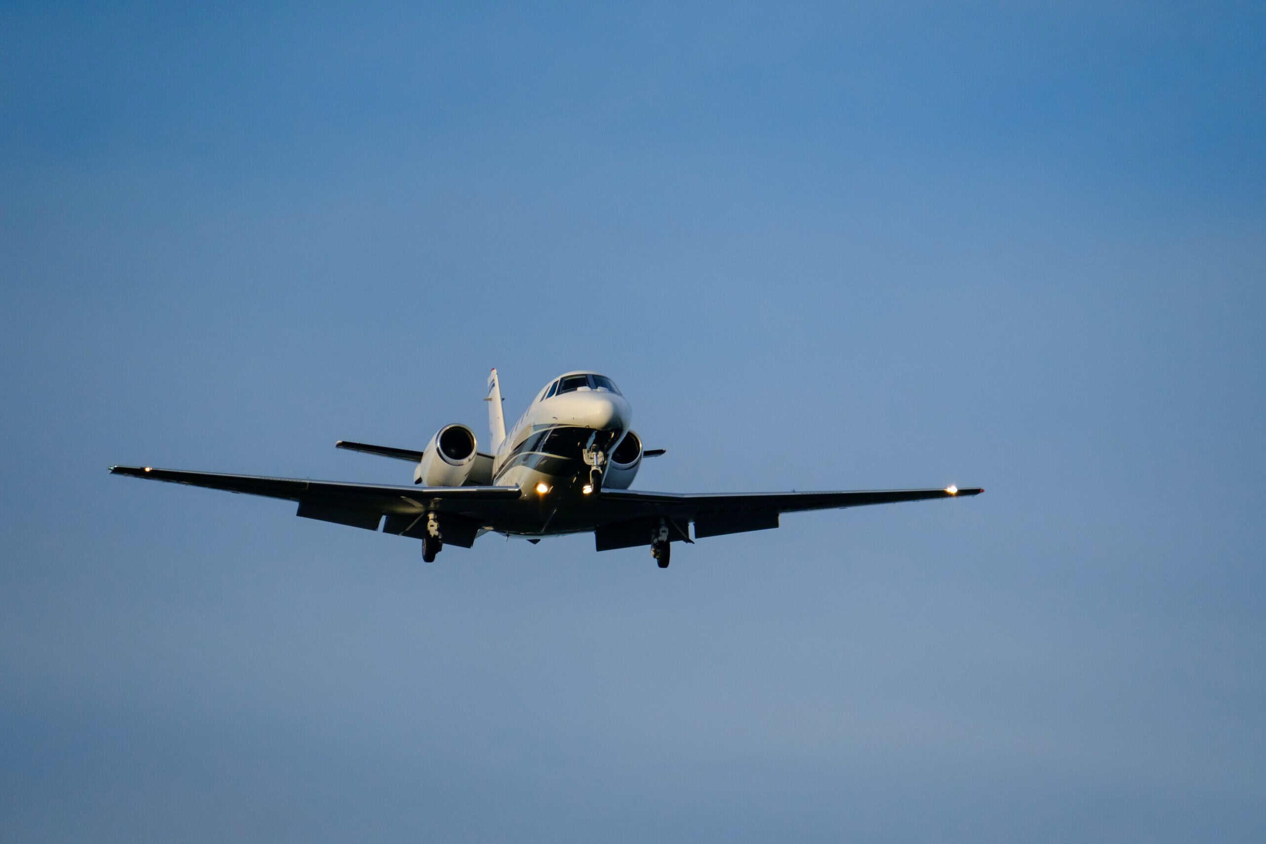 Business jet on approach with landing lights — the general aviation market 2026 saw 854 jets delivered in 2025, up 11.8 percent year over year