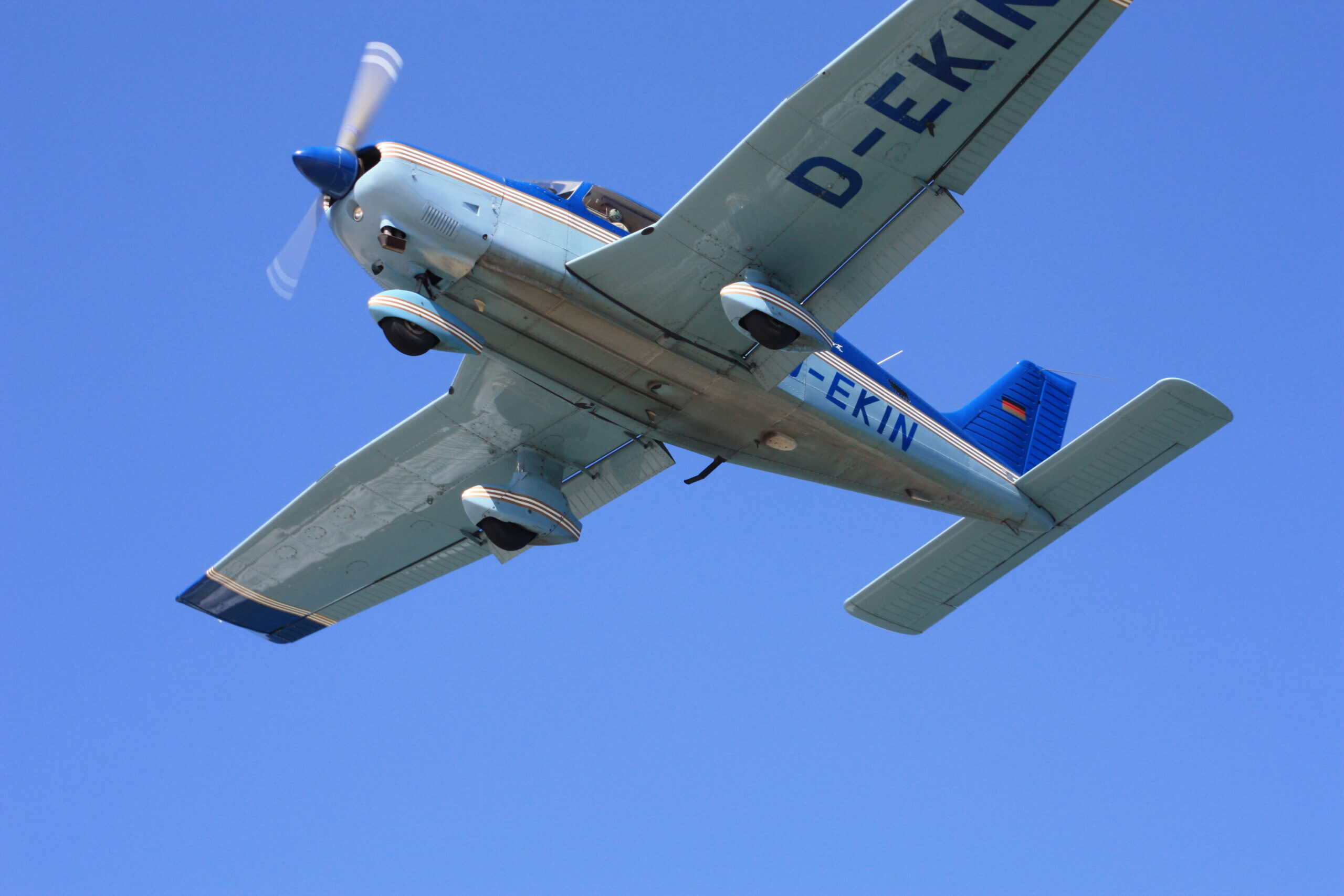 Classic Piper Cherokee D-EKIN with the Hershey-bar wing on the ramp