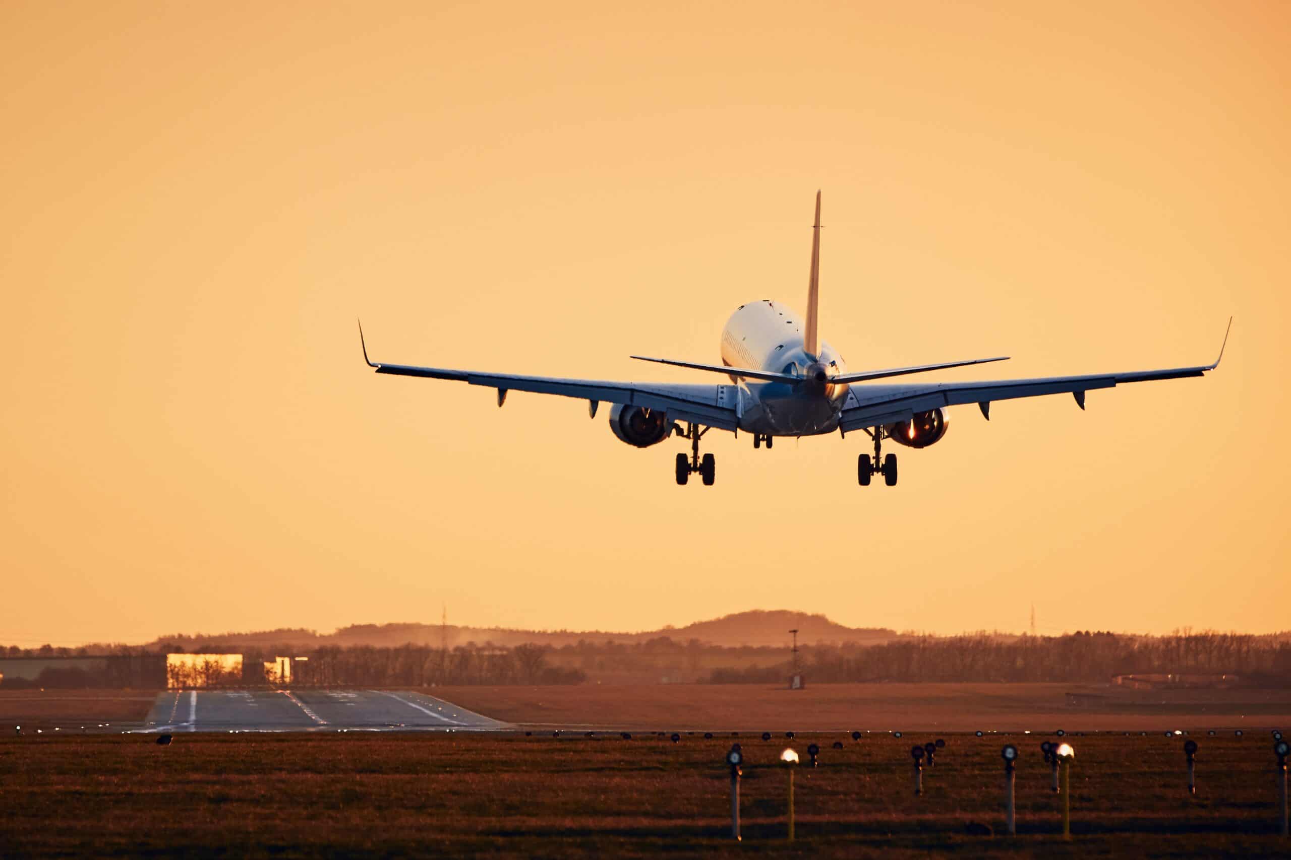 Stabilized approach and landing of GA aircraft on runway
