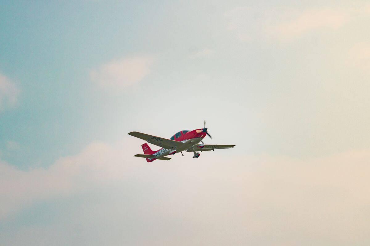 Cirrus SR22 in flight against blue sky during the parachute system debate