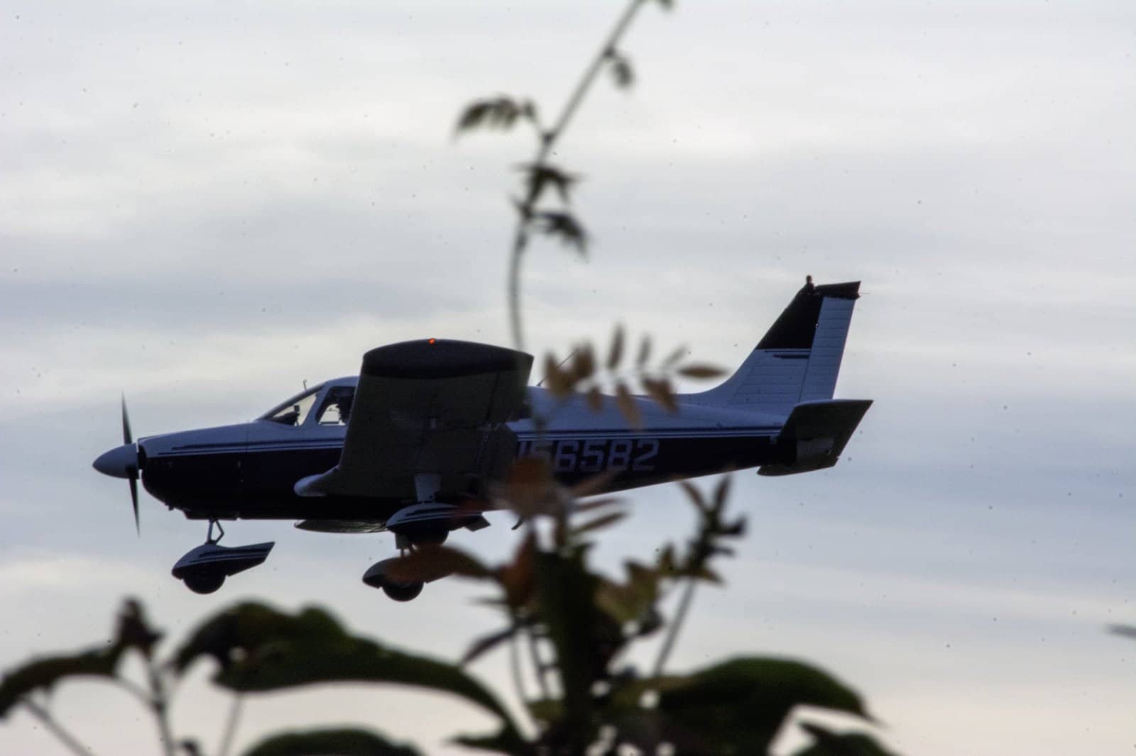 Piper PA-28 Cherokee touching down at Tweed New Haven Airport