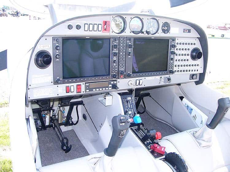 Diamond DA40 Star cockpit with Garmin G1000 primary flight display and multifunction display